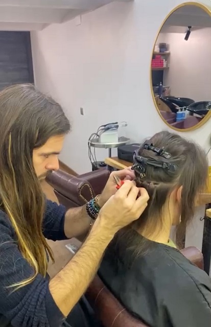 Arnau Macarro aplicando extensiones de keratina personalizadas