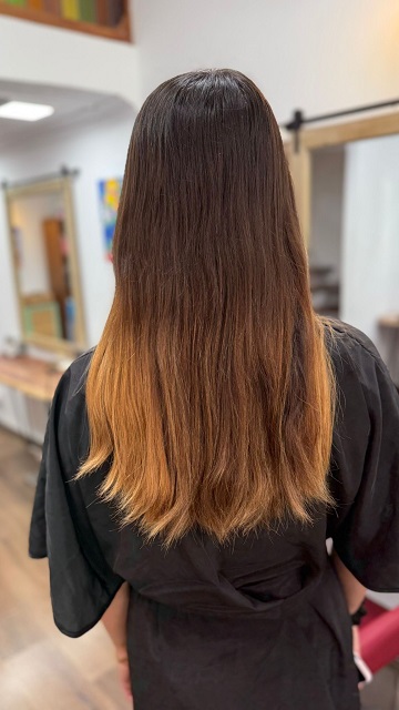Cabello con tono oxidado antes de extensiones de queratina.