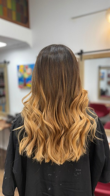 Después, un cabello con color desigual pasa a melena mechas balayage rubias con extensiones.