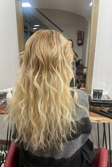 después nos encontramos con una melena 20 centímetros mas largas y con efecto mechas balayage en un rubio ceniza perfecto