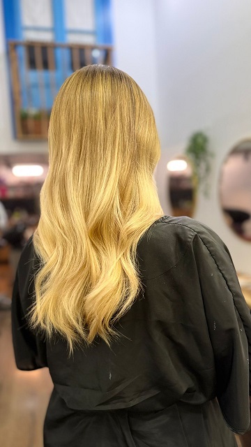 después una melena abundante luminosa con cantidad y con un efecto rubio balayage dorado