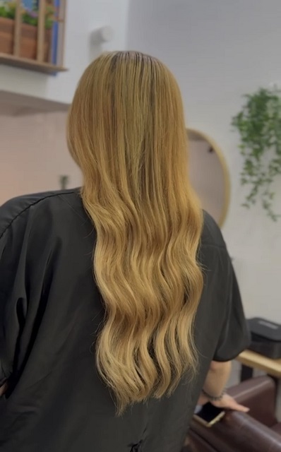 después una melena completa sana 40 cm mas largas y rectificación de color a tonos cenizas  mas favorecedores